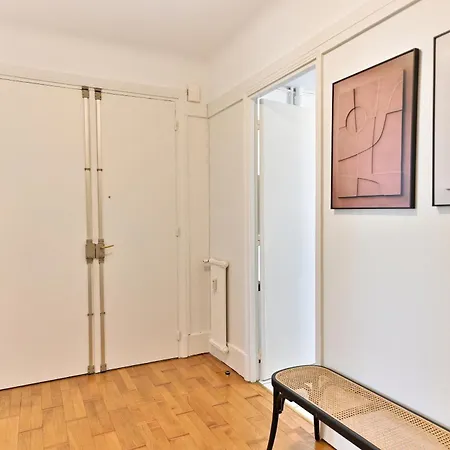 Luxurious Flat Next Paris - *